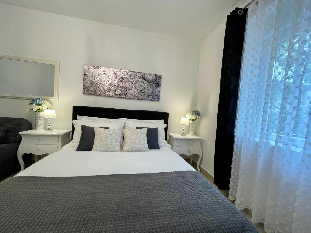 Postel nebo postele na pokoji v ubytování Central Square Guest House