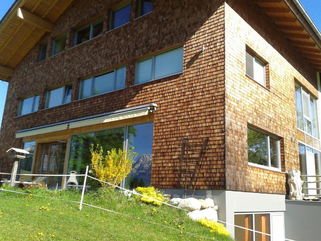 un edificio de ladrillo con una gran ventana en Mayrberg, en Lofer