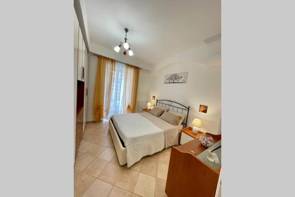 - une chambre avec un lit et une table dans l'établissement San Pietro Loft - appartamento in pieno Centro, à Fondi