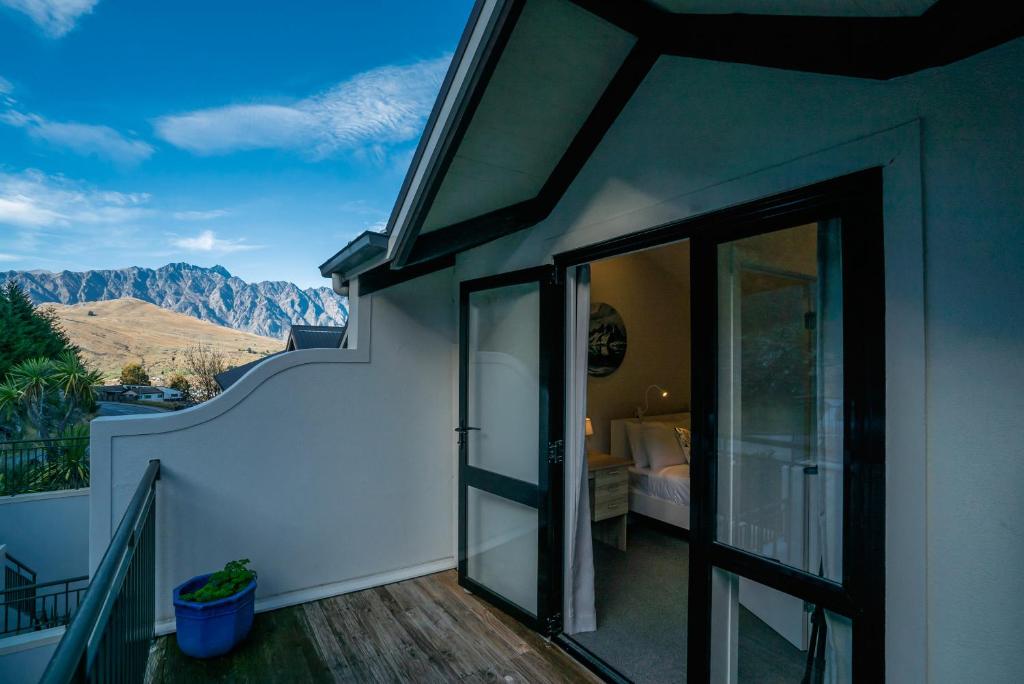 Alpine Loft with Jaw-dropping View! - Resim 17