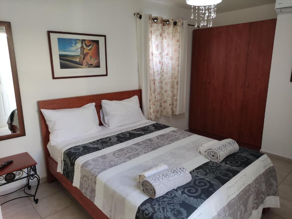 um quarto com uma cama com duas toalhas em Eden's Sweet Place em Eilat