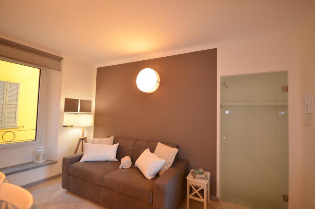 salon z brązową kanapą i lampą w obiekcie Varennahouse w mieście Varenna