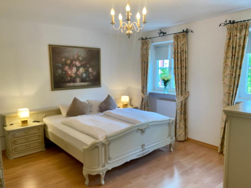 1 dormitorio con cama blanca y ventana en 3 Zimmer Ferienwohnung Hellmairs en Landsberg am Lech