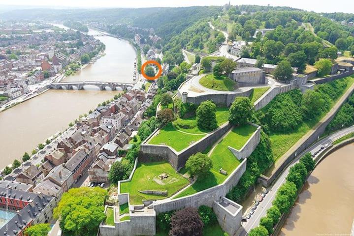 - une vue aérienne sur une ville et une rivière dans l'établissement STUDIO VUE SUR MEUSE, à Namur