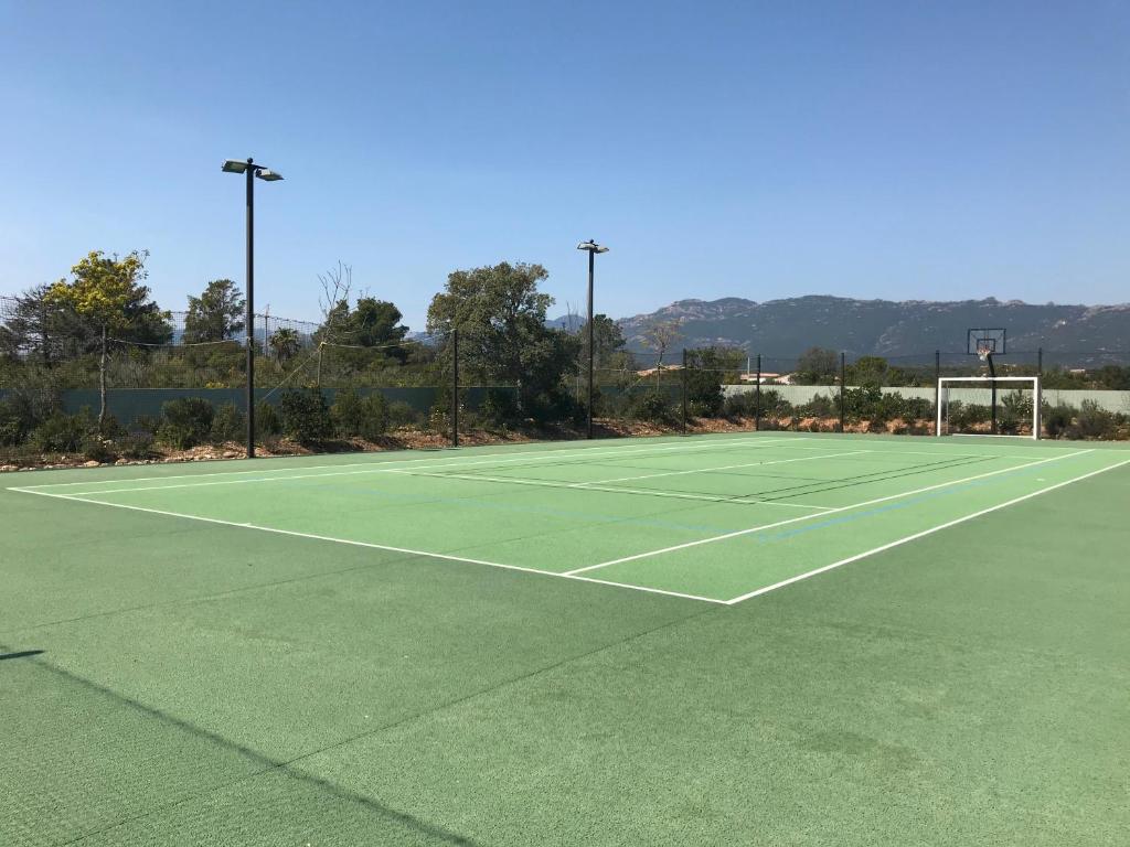 Tennis at/o squash facilities sa L&#39;Hacienda Piscine chauff&eacute;e &agrave; 28, spa, boulodrome et court de Tennis priv&eacute;s, 2 villas ind&eacute;pendantes o sa malapit
