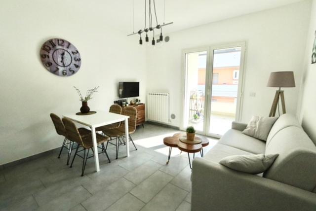 uma sala de estar com um sofá e uma mesa em Appartamento ad Alba Adriatica em Alba Adriatica