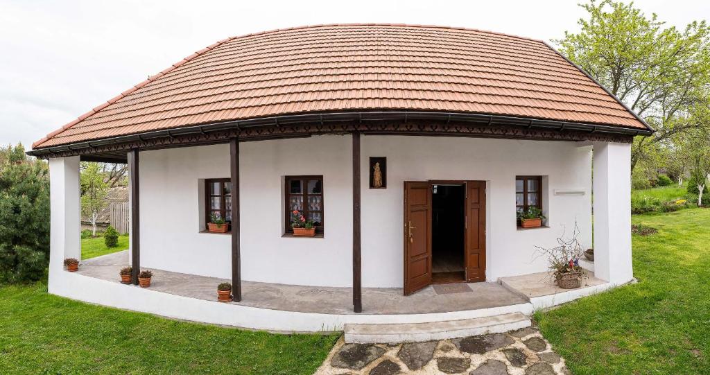 a small gazebo with a brown roof at Ubytovanie na včelej farme in Polichno