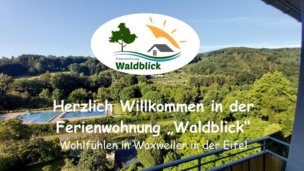 ein Schild mit einem Berg im Hintergrund in der Unterkunft FeWo Waldblick in Waxweiler