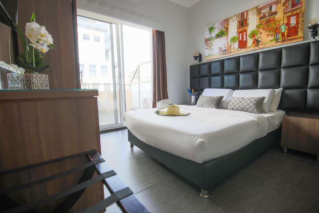 Postel nebo postele na pokoji v ubytování Miami Beach Hotel Tel Aviv