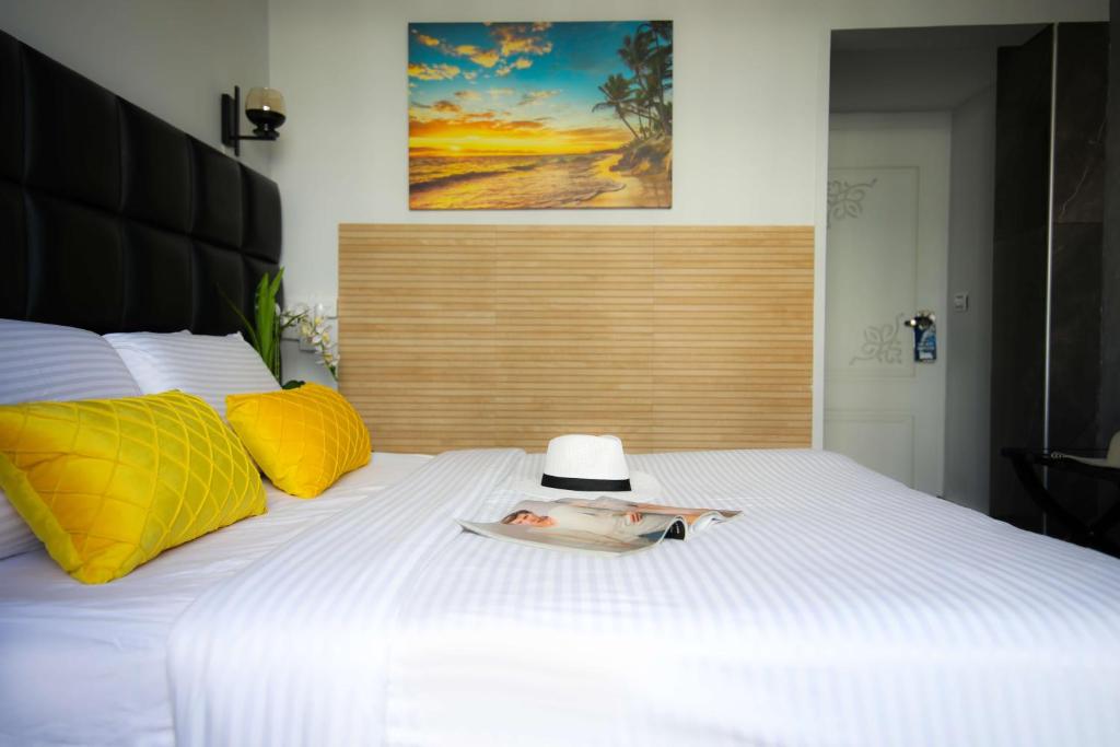 Postel nebo postele na pokoji v ubytování Miami Beach Hotel Tel Aviv