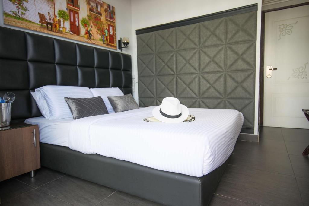 Postel nebo postele na pokoji v ubytování Miami Beach Hotel Tel Aviv