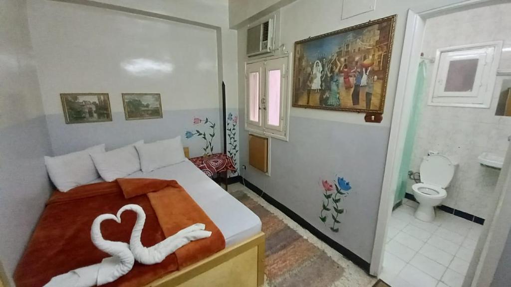 Postel nebo postele na pokoji v ubytování Happy Land Luxor
