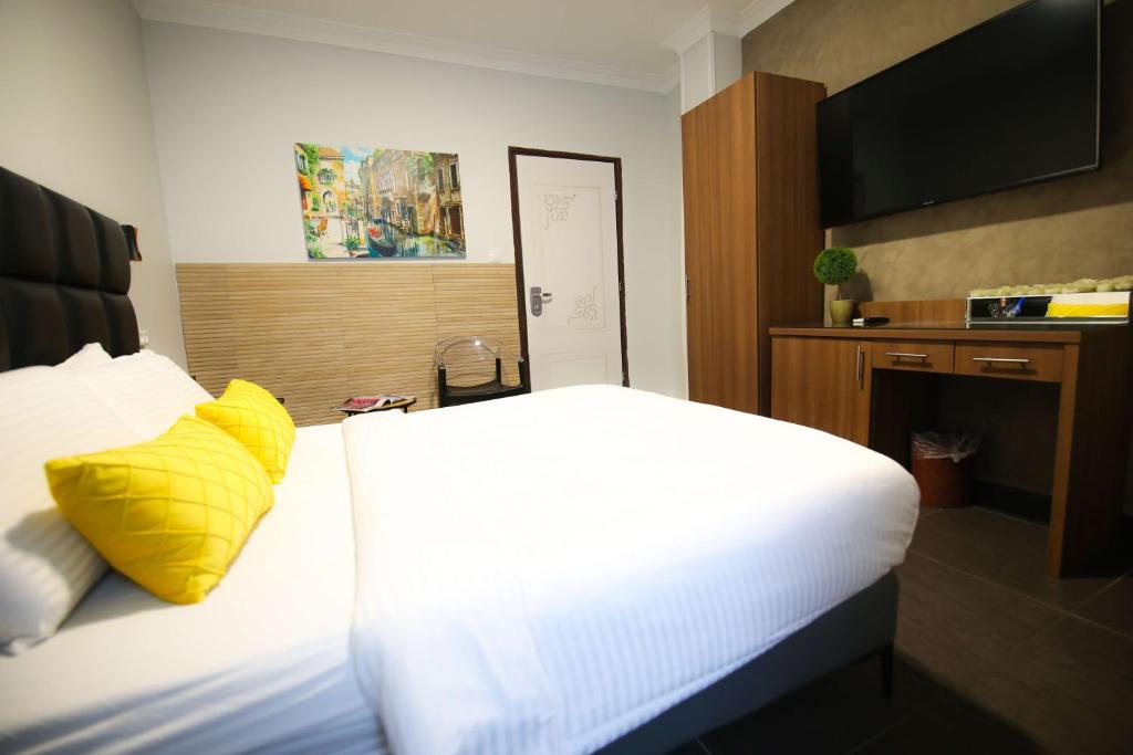 Postel nebo postele na pokoji v ubytování Miami Beach Hotel Tel Aviv