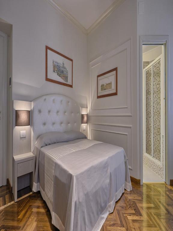 Łóżko lub łóżka w pokoju w obiekcie Polinari Rooms San Pietro Roma