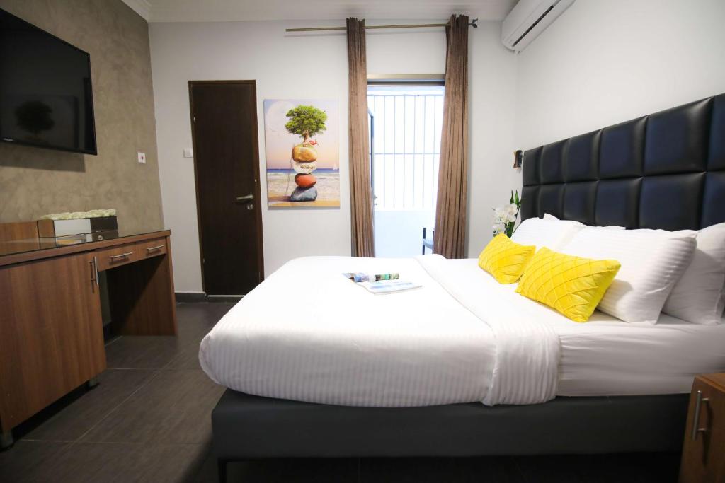 Postel nebo postele na pokoji v ubytování Miami Beach Hotel Tel Aviv