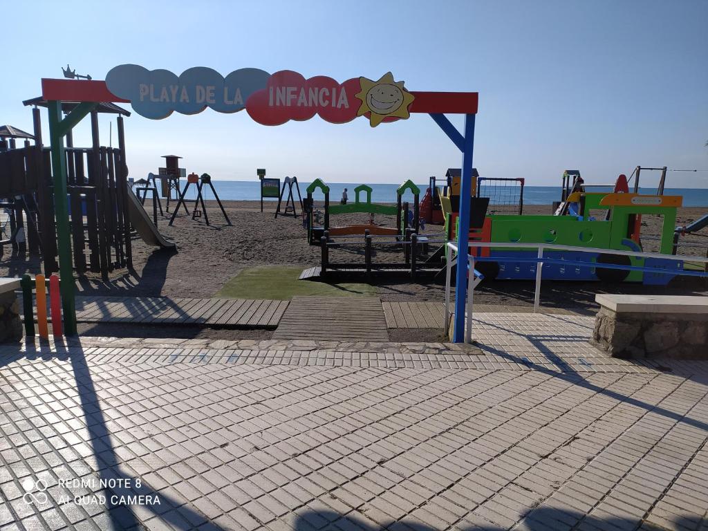 plac zabaw na plaży z w obiekcie Apartamento playa con vistas al mar w mieście Torre del Mar