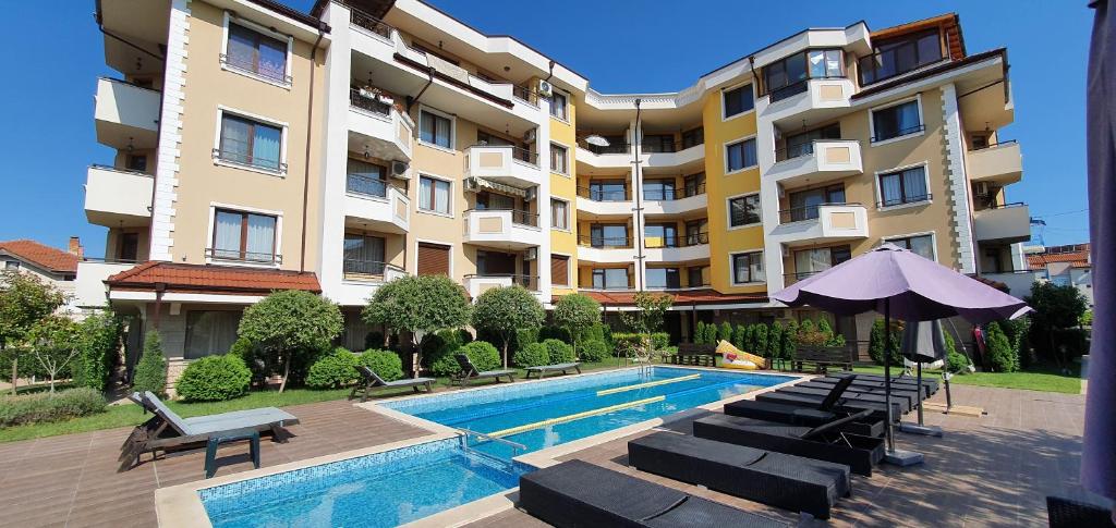 ein Hotel mit einem Pool und einem Gebäude in der Unterkunft VP Emilia Romana in Rawda