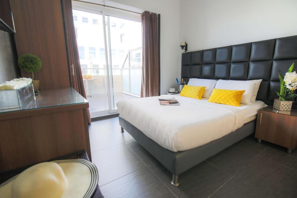 Postel nebo postele na pokoji v ubytování Miami Beach Hotel Tel Aviv