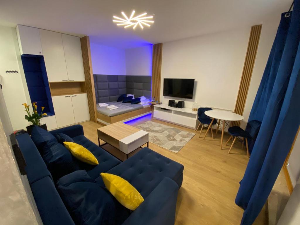 Televízia a/alebo spoločenská miestnosť v ubytovaní Secret Apartments Chełmska
