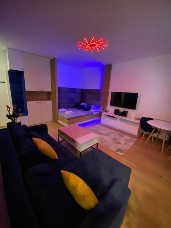 Televízia a/alebo spoločenská miestnosť v ubytovaní Secret Apartments Chełmska