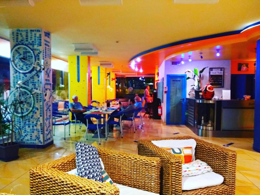 Reštaurácia alebo iné gastronomické zariadenie v ubytovaní Hotel Senior