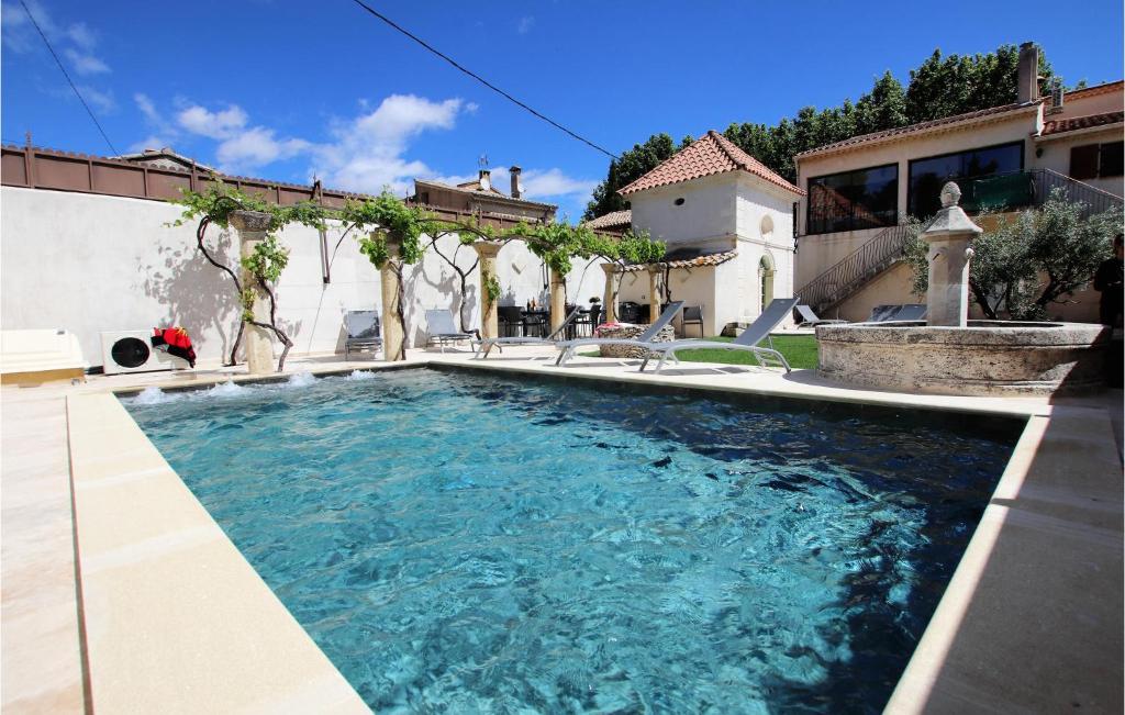 uma piscina em frente a uma casa em Amazing Home In Rochefort-du-gard With Wifi em Rochefort-du-Gard