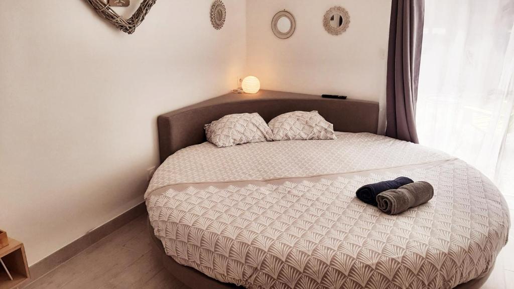 Llit o llits en una habitació de Allegria Nimes Chambre Deluxe Spa