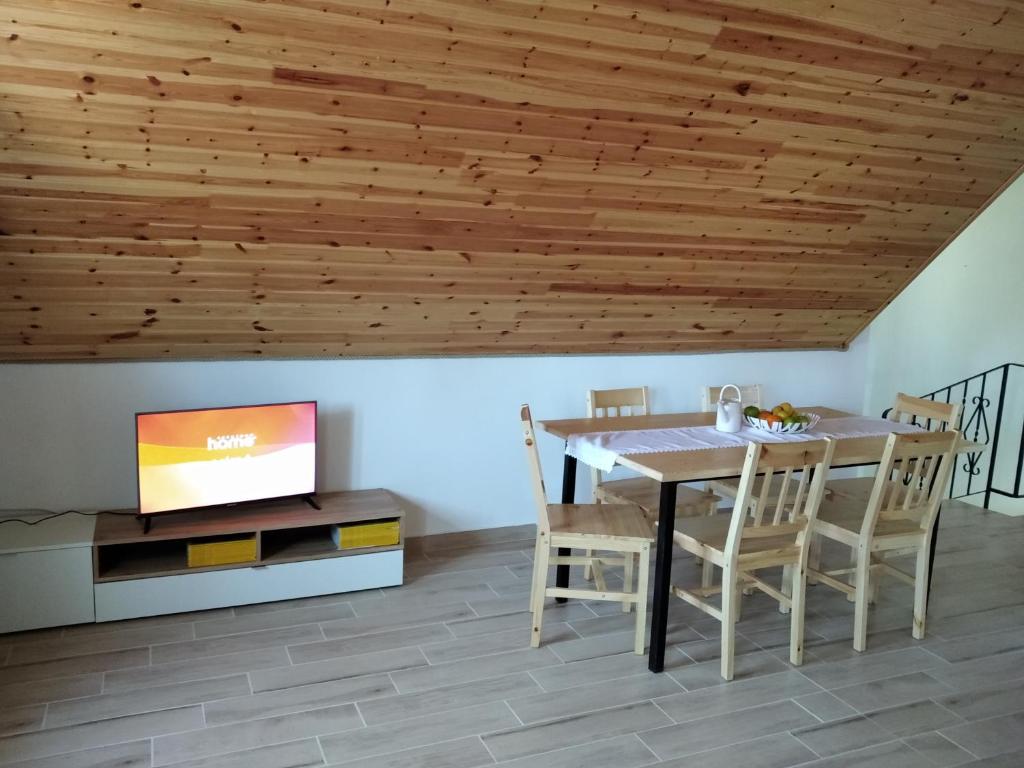 Televízia a/alebo spoločenská miestnosť v ubytovaní Matula vendégház