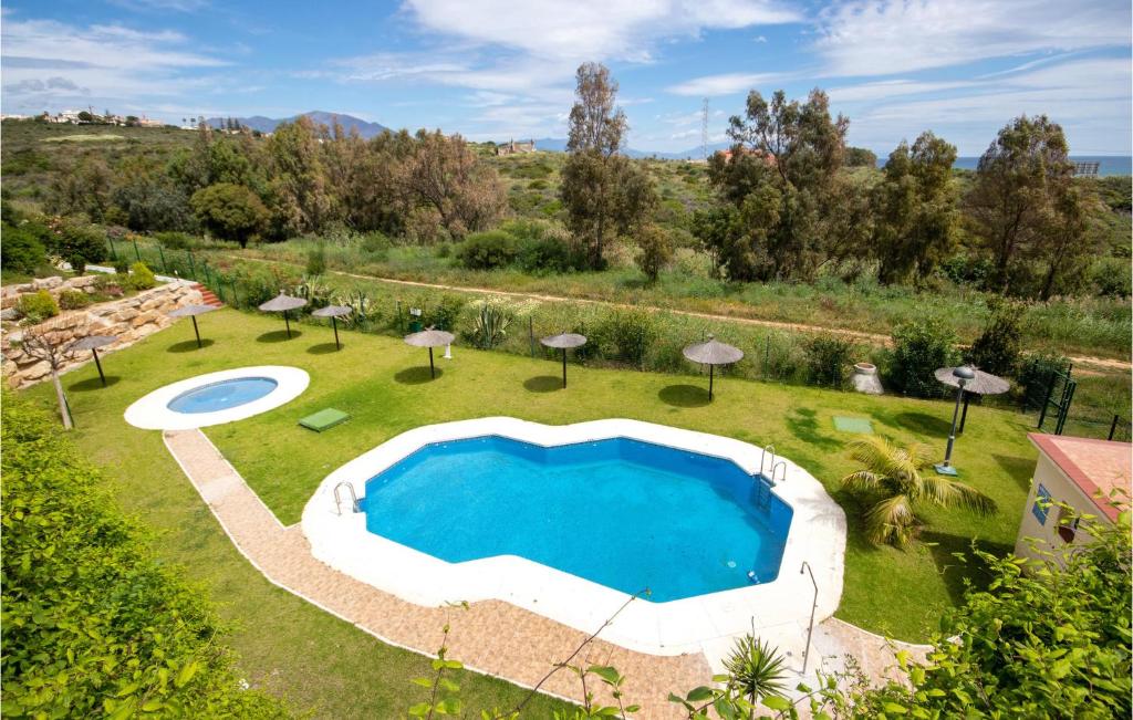 un'immagine di una piscina in un giardino di Alboran Hills a Castillo de Sabinillas