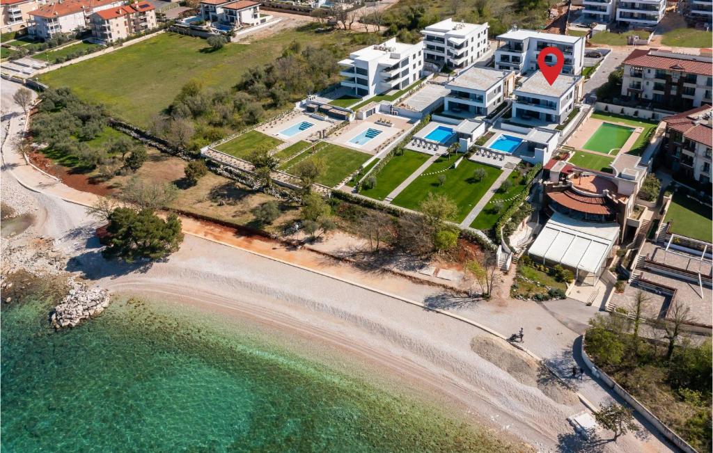 - une vue aérienne sur la plage et certains bâtiments dans l'établissement Gorgeous Home In Zidarici With Kitchen, à Vantačići