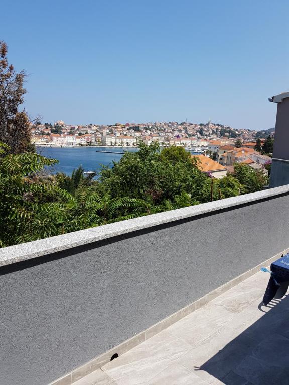 vistas al agua desde el balcón de un edificio en Luna, en Mali Lošinj