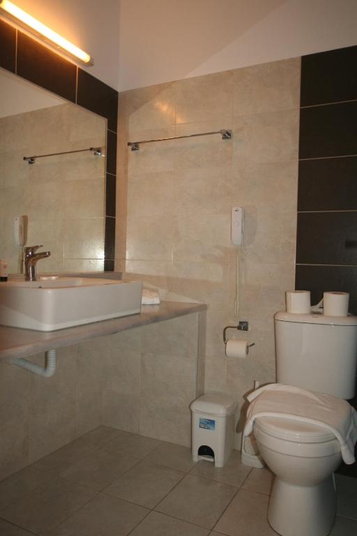 Koupelna v ubytování Diagoras Hotel All Inclusive