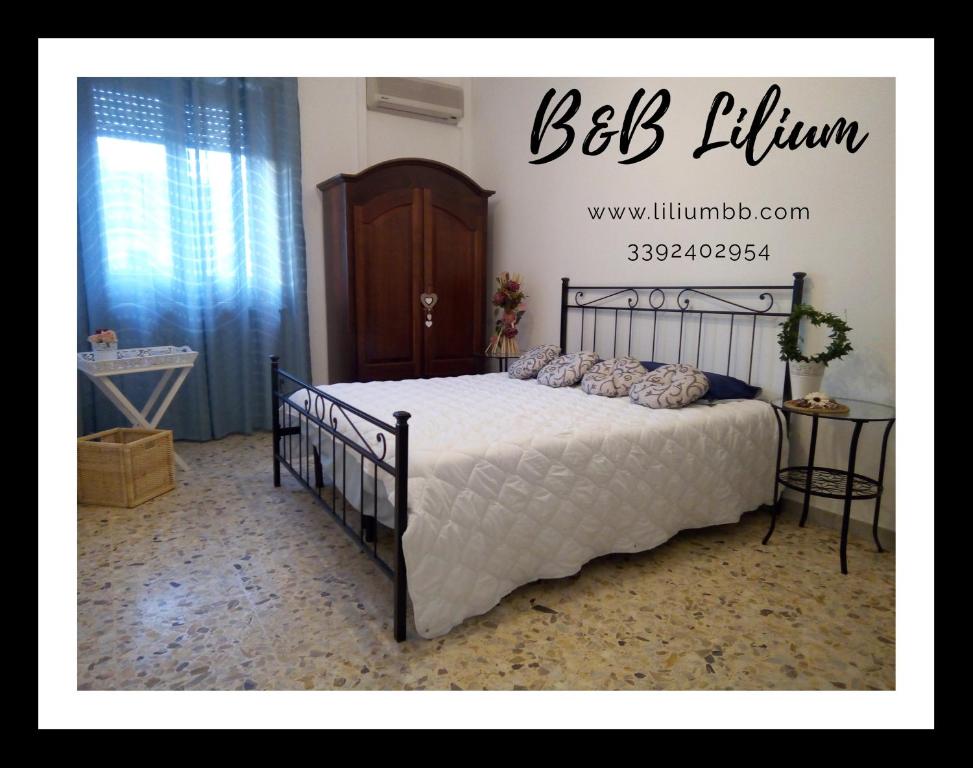 オートラントにあるB&B Lilium Otrantoの黒枠のベッド1台が備わるベッドルーム1室