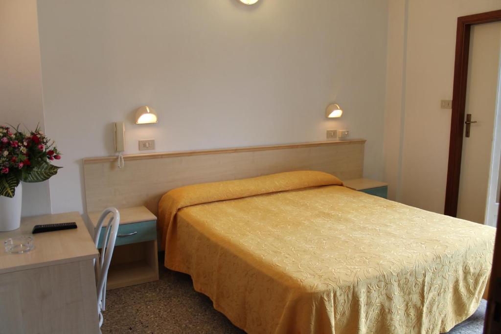 Postel nebo postele na pokoji v ubytování Hotel Madrid