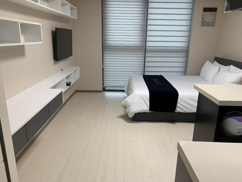 Ένα ή περισσότερα κρεβάτια σε δωμάτιο στο Gangneung hi ocean gyeongpo a203