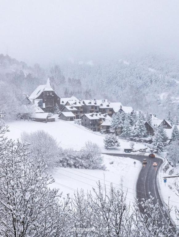 Tredós, Casa adosada. Baqueira v zimě