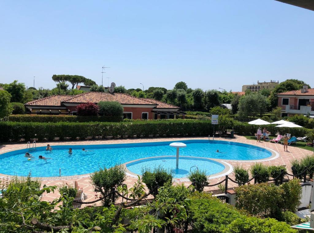 uma grande piscina com pessoas a nadar nela em Appartamenti Valle Dolce Carraro Immobiliare - Family Apartments em Cavallino-Treporti