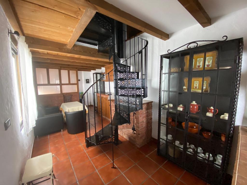 une cave à vin avec un escalier en colimaçon dans une maison dans l'établissement Casa Rural Azahara, à Zahara de la Sierra
