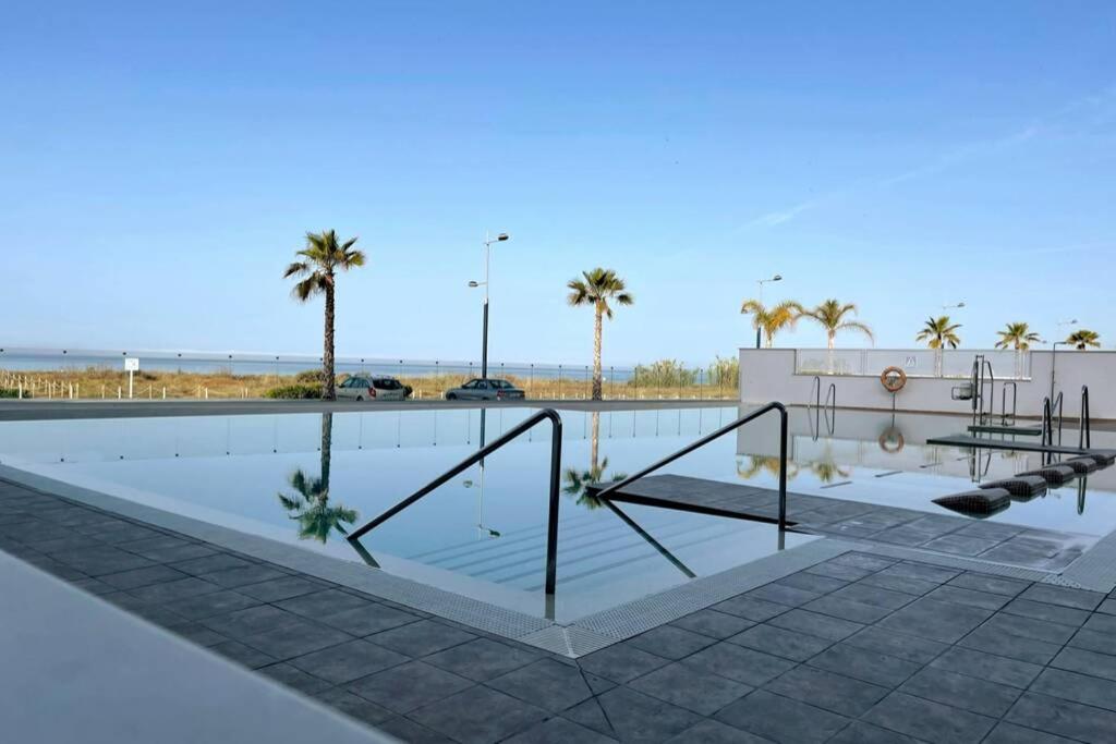 Bazén v ubytování Amazing Duna Beach Seafront Apartament nebo v jeho okolí