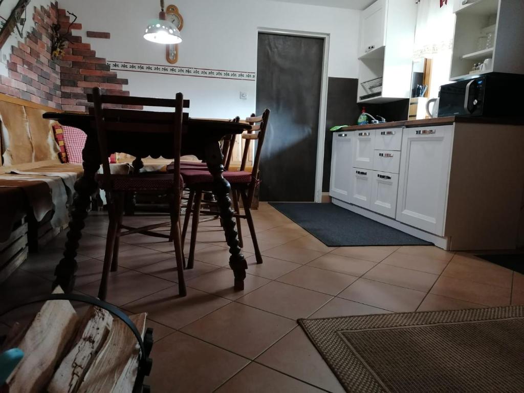 Kuchyň nebo kuchyňský kout v ubytování Apartma Vintgar