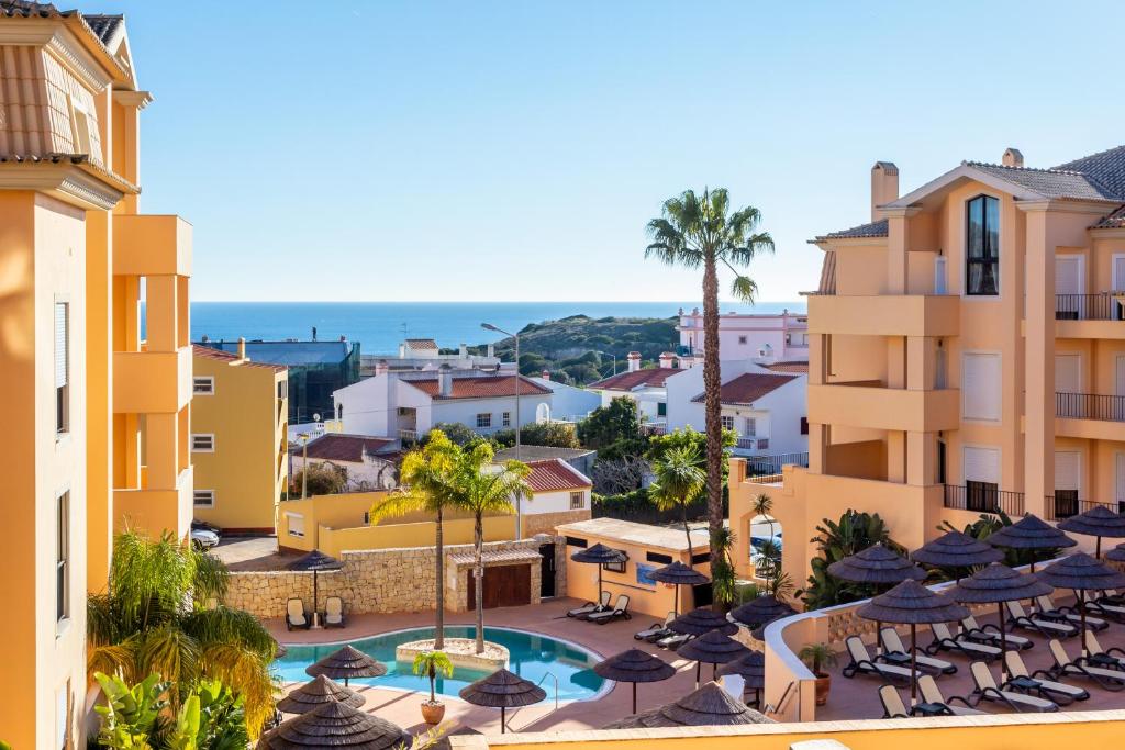 - Vistas a un complejo con piscina y edificios en Seaview apartment - Estrela da Luz****, en Luz