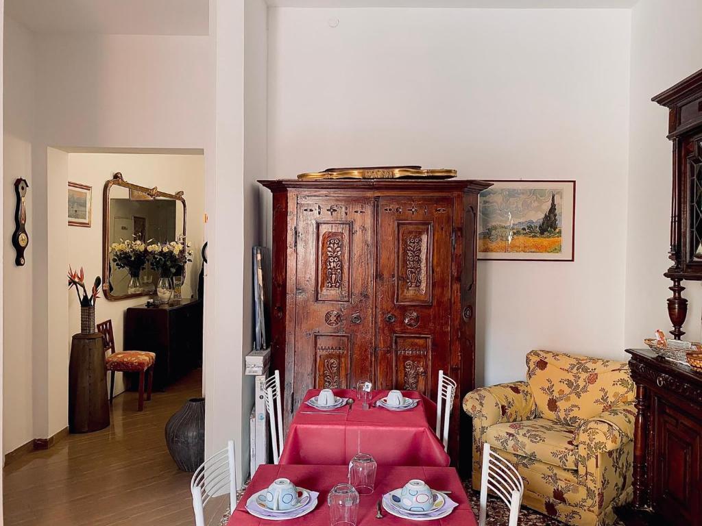 a dining room with a table and a chair at B&B Ca' Dor in Venice