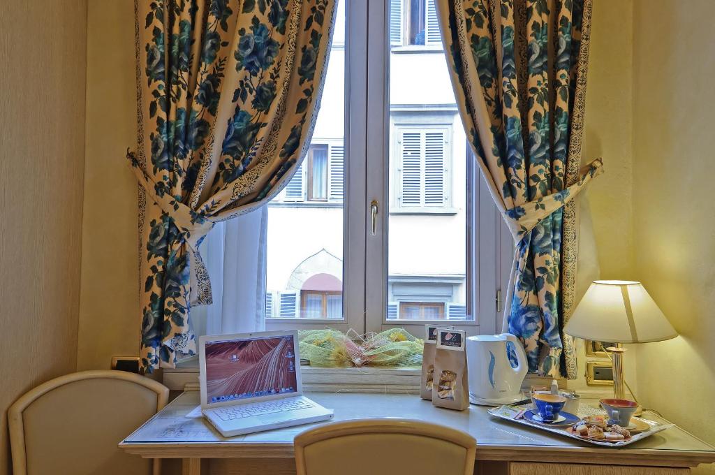 A seating area at Hotel Alba Palace