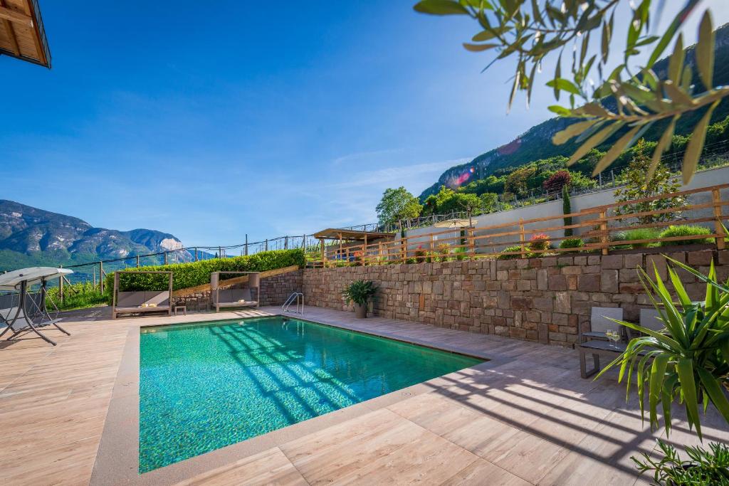 una imagen de una piscina en una casa en Vineus Tramin en Termeno