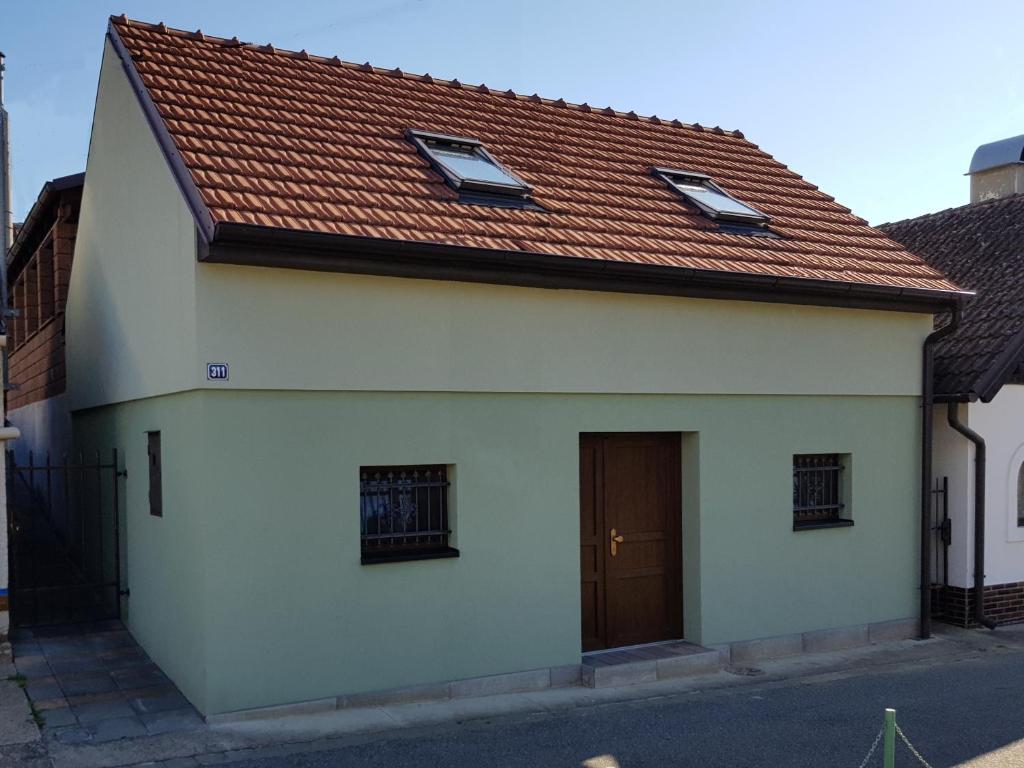 un edificio bianco con tetto marrone di Sklep u Čejků a Mutěnice