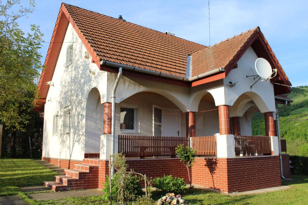 una pequeña casa blanca con techo rojo en Pusztavár-Lak, en Erdőhorváti