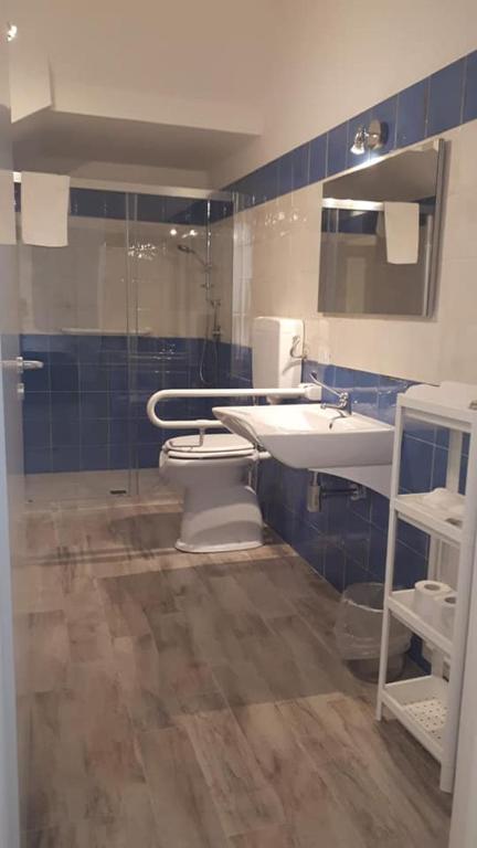 A bathroom at Cuor di leone guest house