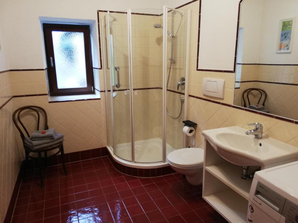 łazienka z prysznicem, toaletą i umywalką w obiekcie Haus Möltner - Apartment Aviam w mieście Caldaro