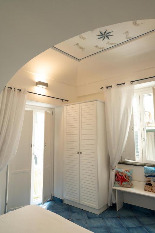 A bed or beds in a room at Scirocco - amazing flat with terrace in the Center