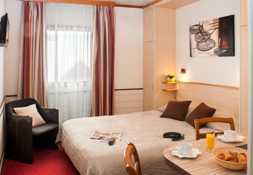Postel nebo postele na pokoji v ubytování Hôtel Le Rapp